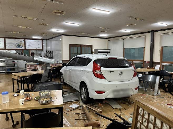 대구시 달서구 한 식당에 승용차가 돌진해 식당 안에 있던 손님 등 2명이 다쳐 인근 병원에서 치료받고 있다.  [사진 = 대구소방안전본부]