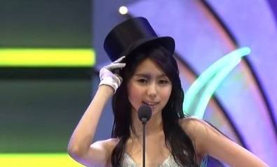 개그맨 출신 방송인 조세호의 아내가 174.8cm 키를 자랑하는 슈퍼모델 출신이라는 사실이 알려지면서 화제다. [사진출처 = 유튜브]