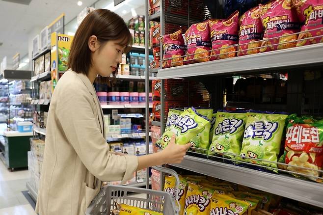 소비자가 마트에서 농심 메론킥을 구매하고 있다. [사진제공=농심]