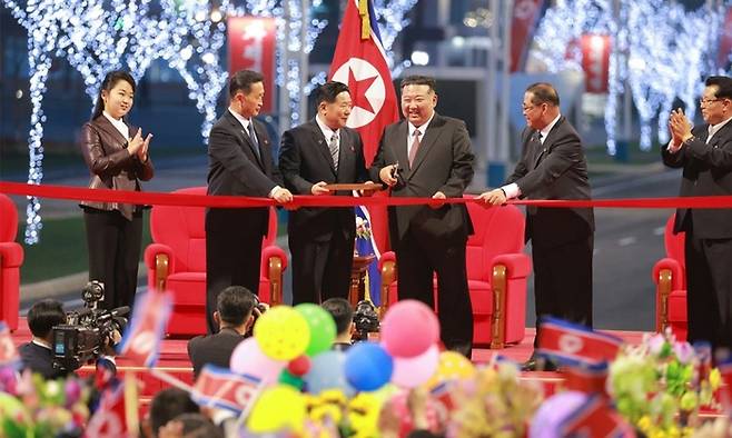 김정은 북한 국무위원장이 평양 시내 ‘뉴타운’ 지구 중 하나인 화성지구 3단계 준공식에 직접 참석하며 인민 생활 챙기기 행보를 보였다. [사진출처 = 뉴스1]