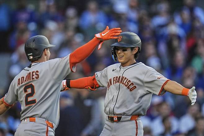 샌프란시스코의 이정후가 7일 열린 시카고 컵스와 MLB 원정 경기에서 3회초 2점 홈런을 친 뒤, 팀 동료인 윌리 아다메스와 기쁨을 나누고 있다. AP연합뉴스