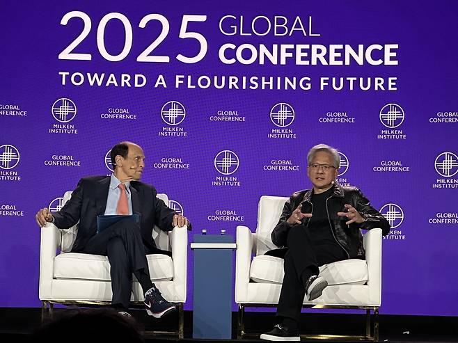 젠슨 황 엔비디아 CEO(오른쪽)가 6일(현지시간) 미국 로스앤젤레스에서 열린 2025 밀컨 글로벌 콘퍼런스에서 마이클 밀컨 밀컨 콘퍼런스 회장의 질문에 답하고 있다.  로스앤젤레스 윤원섭 특파원