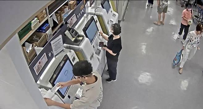 모바일 상품권을 지류 상품권으로 교환하는 모습 [사진 = 서울경찰청]