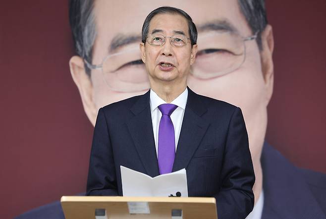 무소속 한덕수 대통령선거 예비후보가 7일 서울 영등포구 선거캠프 사무실에서 열린 기자회견에서 대선 단일화와 관련해 발언하고 있다. [사진 출처 = 연합뉴스]