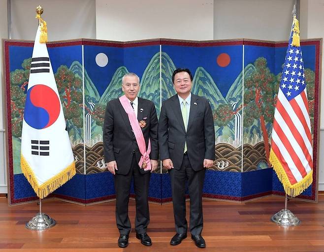 필립 골드버그 전 주한 미국대사(왼쪽)가 6일(현지시간) 워싱턴DC 주미대사관에서 수교훈장 광화장을 받은 뒤 조현동 주미대사와 기념사진을 찍고 있다. 주미한국대사관