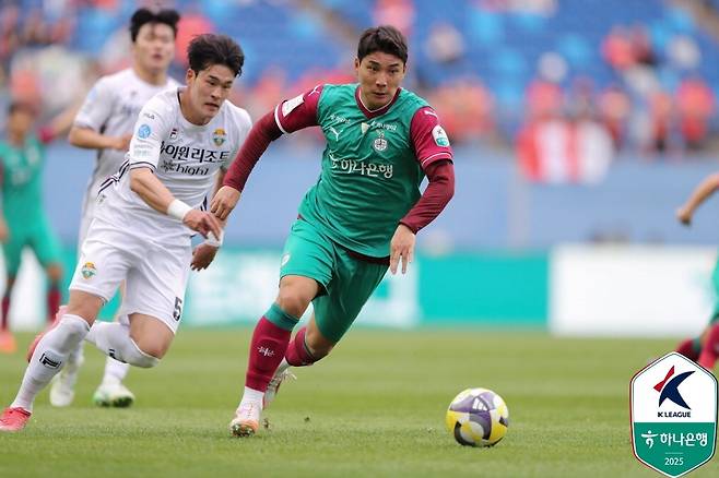 대전하나시티즌의 주민규가 지난달 27일 강원FC와 K리그1 경기에서 상대 선수를 제치고 드리블을 시도하고 있다.  한국프로축구연맹