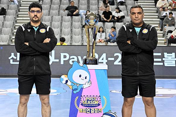 사진 H리그 단골 심판 바레인의 사미르 마르훈과 후세인 알무트(왼쪽부터), 사진 제공=한국핸드볼연맹