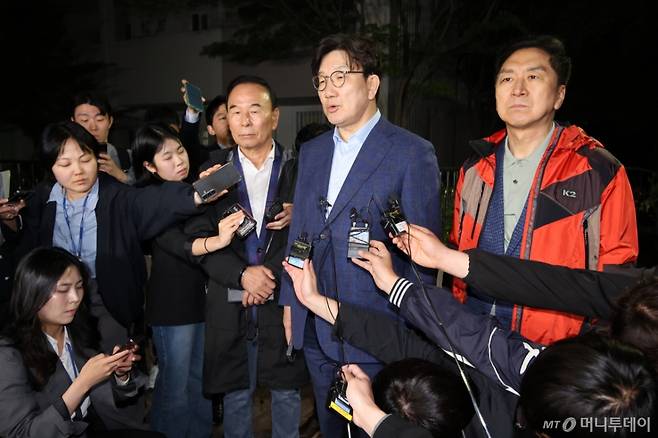 권성동(가운데) 국민의힘 원내대표를 비롯한 중진의원들이 6일 오후 서울 관악구 김문수 대선후보의 자택 앞에서 '한덕수 후보와의 단일화'  관련 논의를 위해 김 후보를 기다리다가 돌아가기에 앞서 입장을 말하고 있다. 2025.05.06. /사진=뉴시스 /사진=김금보