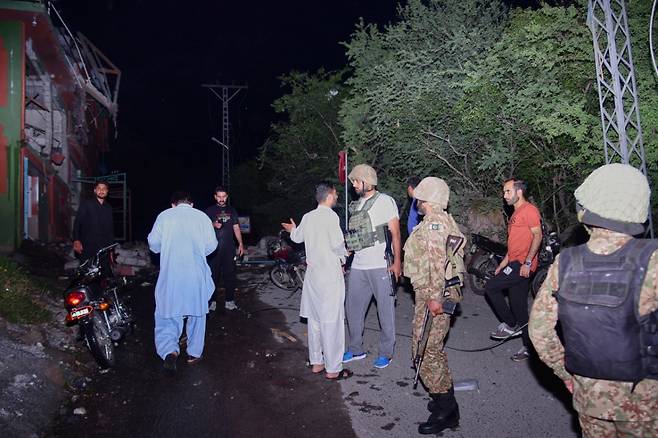 [무자파라바드=AP/뉴시스] 7일(현지 시간) 파키스탄령 카슈미르 무자파라바드 인근에서 취재진과 보안군 관계자들이 인도의 미사일 공격으로 추정되는 피해 현장에 모여 있다. 인도 정부는 이날 새벽 파키스탄령 카슈미르 9곳을 공격하는 ‘신두르 작전’을 개시했다고 밝혔다. 2025.05.07.