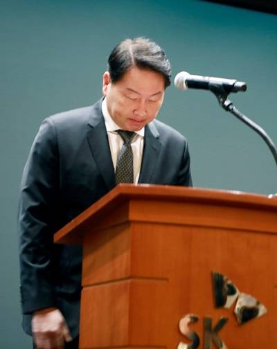 최태원 SK그룹 회장이 7일 서울 중구 SK텔레콤 사옥에서 열린 '사이버 침해 관련 일일브리핑'에 참석해 대국민 사과를 하고 있다. /사진=SK텔레콤