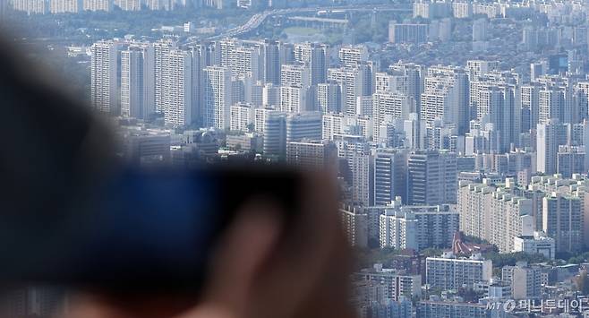 (광주=뉴스1) 김성진 기자 = 서울 아파트 값이 상승하면서 올해 들어 서울에서 거래된 50억원 이상 초고가 아파트도 10년 이내 가장 많은 것으로 나타났다.  23일 분양평가 전문회사 리얼하우스가 국토교통부 아파트 실거래가 공개시스템을 분석한 결과에 따르면 올해(1월1일~9월20일) 50억 원 이상 매매계약을 체결한 서울 아파트는 모두 247건이었다. 지난해 전체가 151건이었는데, 올해는 한 분기가 남았음에도 이미 96건(63.6%)이나 더 늘었다.  사진은 24일 경기 광주시 남한산성에서 바라본 서울 송파구 헬리오시티 단지 모습. 2024.9.24/뉴스1  Copyright (C) 뉴스1. All rights reserved. 무단 전재 및 재배포,  AI학습 이용 금지. /사진=(광주=뉴스1) 김성진 기자