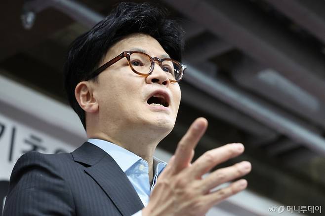 (서울=뉴스1) 신웅수 기자 = 한동훈 국민의힘 대선 경선 후보가 27일 오후 서울 여의도 국민의힘 서울시당에서 열린 국민의힘 서울 광역·기초의원 간담회에서 발언하고 있다. 2025.4.27/뉴스1  Copyright (C) 뉴스1. All rights reserved. 무단 전재 및 재배포,  AI학습 이용 금지. /사진=(서울=뉴스1) 신웅수 기자