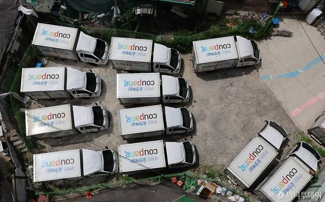 서울 시내의 한 쿠팡 물류센터에 배송 차량이 주차돼 있다. /사진제공=뉴시스