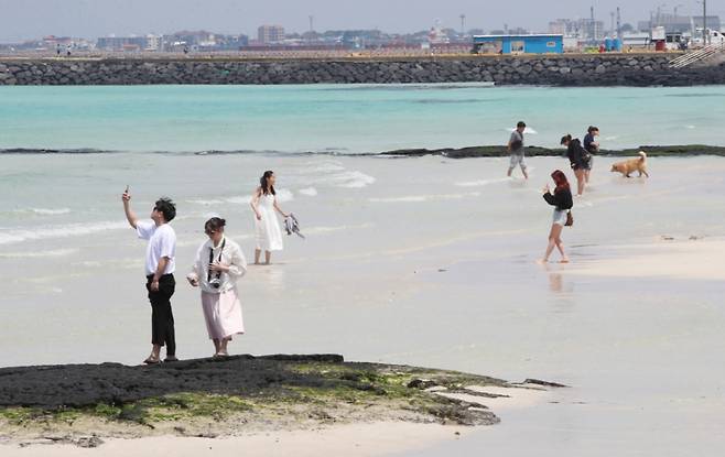 7일 제주도에 따르면 황금연휴였던 지난 1일부터 6일까지 제주 방문객은 26만66명이었다. 지난해 같은 기간 대비 약 2.3% 많은 수치로, 당초 예상보다 5752명이 증가했다./사진=뉴스1