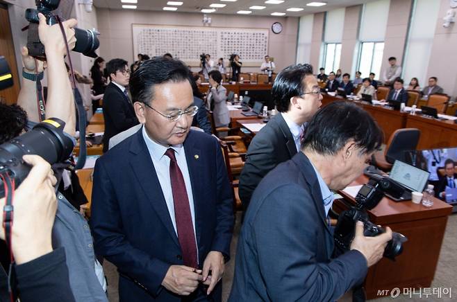 (서울=뉴스1) 이재명 기자 = 유상범 국회 법제사법위원회 국민의힘 간사를 비롯한 여당 법사위원들이 7일 오후 서울 여의도 국회에서 열린 법제사법위원회 전체회의에서 '대통령 당선시 재판 정지법' 상정에 앞서 회의장을 나서고 있다. 2025.5.7/뉴스1  Copyright (C) 뉴스1. All rights reserved. 무단 전재 및 재배포,  AI학습 이용 금지. /사진=(서울=뉴스1) 이재명 기자