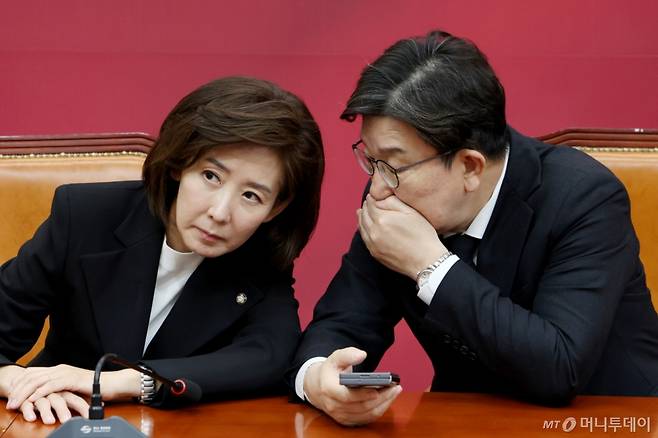 (서울=뉴스1) 이광호 기자 = 권성동 국민의힘 원내대표와 나경원 의원이 4일 오전 서울 여의도 국회에서 열린 선거대책위원회 회의에 참석해 대화하고 있다.  2025.5.4/뉴스1  Copyright (C) 뉴스1. All rights reserved. 무단 전재 및 재배포,  AI학습 이용 금지. /사진=(서울=뉴스1) 이광호 기자