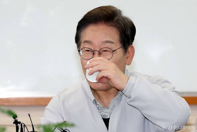 [익산=뉴시스] 조성봉 기자 = 민심을 청취하는 '경청 투어'에 나선 이재명 더불어민주당 대선후보가 7일 전북 익산시 인북로 대한노인회 익산지회에서 열린 임원 간담회에서 물을 마시고 있다. 2025.05.07. suncho21@newsis.com /사진=조성봉