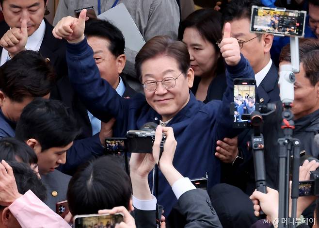 [연천=뉴시스] 조성우 기자 = 골목골목 경청투어에 나선 이재명 더불어민주당 대선후보가 1일 오후 경기도 연천군 전곡읍 인근에서 시민들에게 인사를 하고 있다. 2025.05.01. xconfind@newsis.com /사진=조성우