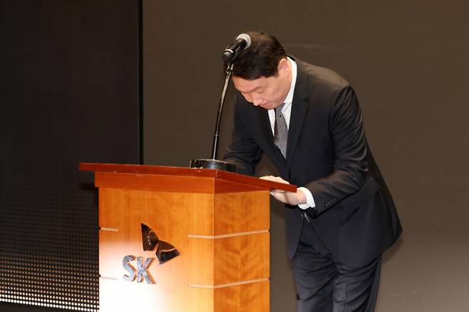 최태원 SK그룹 회장이 7일 오전 서울 중구 SKT타워에서 유심 해킹 사태에 대해 사과했다. /사진=뉴스1