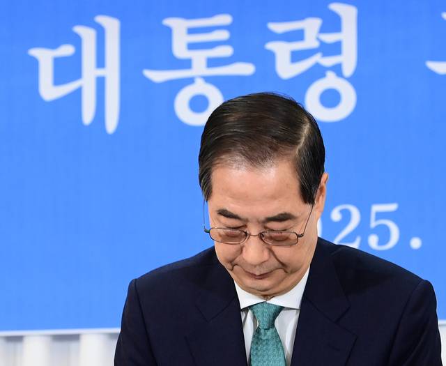 무소속 한덕수 대통령선거 예비후보가 6일 서울 중구 코리아나호텔에서 열린 관훈토론회에서 참석자들에게 인사하고 있다. [국회사진기자단] 연합뉴스