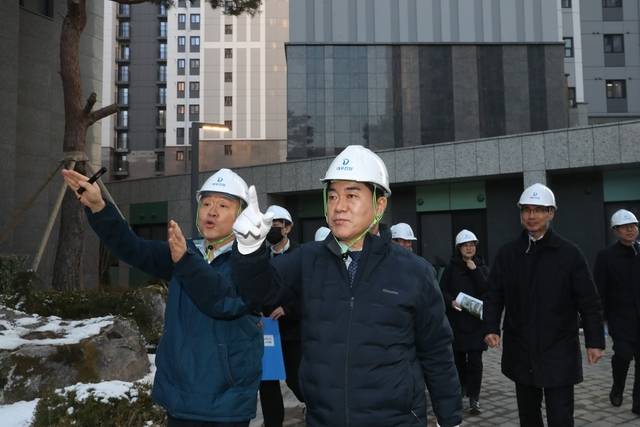 박준희(앞줄 왼쪽 두 번째) 서울 관악구청장이 지난 3월 신림3구역 아파트 단지 내 시설을 점검하고 있다. 관악구청 제공