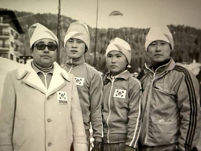 장명희(왼쪽부터) 아시아빙상경기연맹 회장이 지난 1976년 1월 이탈리아에서 열린 세계주니어스피드스케이팅선수권 대회에서 이영하·이남순 선수, 박창섭 코치와 기념 촬영을 하고 있다. 당시 이영하는 한국 빙속 최초로 세계선수권에서 종합 우승을 차지했다.  장명희 회장 제공