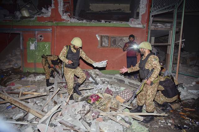 아수라장 7일 인도의 미사일 공격을 받아 부서진 파키스탄령 카슈미르 주도 무자파라바드의 한 건물을 파키스탄 군인들이 살펴보고 있다. AP 연합뉴스