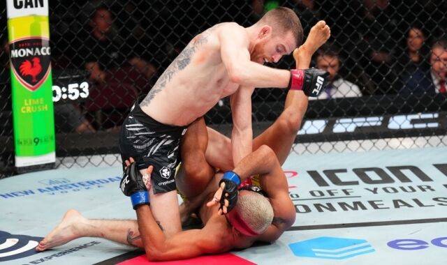 파운딩을 퍼붓는 샌드헤이건(왼쪽). /UFC 제공