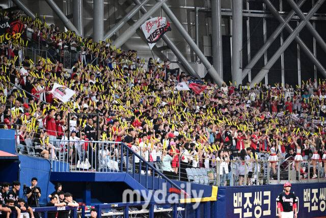 2024년 7월 27일 서울 고척스카이돔에서 '2024 신한 SOL Bank KBO리그, KIA 타이거즈와 키움 히어로즈의 경기가 열렸다. KIA 팬들이 응원하고 있다./마이데일리
