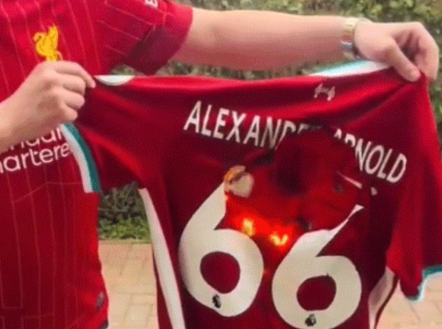 한 리버풀 팬이 알렉산더 아놀드의 유니폼을 불태웠다./SNS 캡처