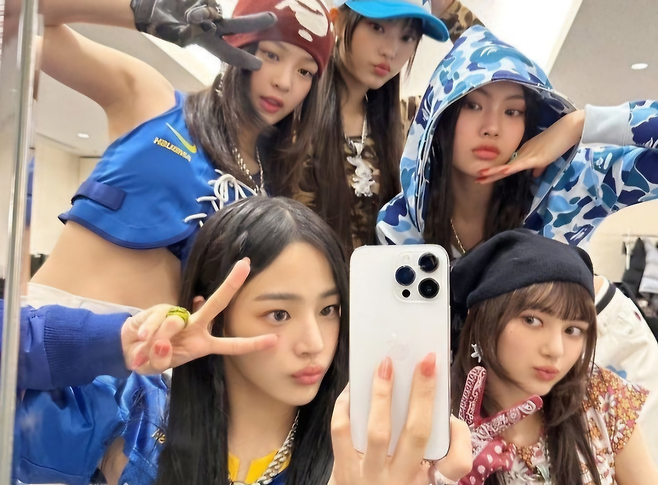SK텔레콤 아이폰 모델로 활동한 뉴진스가 아이폰으로 셀카를 찍고 있다. [SNS 갈무리]