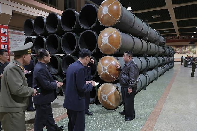 북한 노동당 기관지 노동신문은 김정은 국무위원장이 제2경제위원회 산하 포탄종합생산기업소와 기계제작종합기업소를 현지지도했다며 생산실태와 생산능력 확장, 현대화 정형을 파악했다고 7일 보도했다. [평양 노동신문=뉴스1]