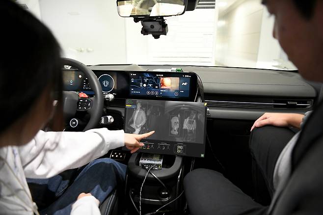 현대모비스 연구원들이 차량 내 ‘인캐빈 모니터링 시스템’을 테스트하고 있다. [현대모비스 제공]
