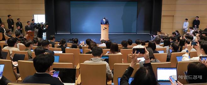 최태원 SK 회장이 7일 오전 서울 중구 SKT타워 SUPEX홀에서 SK텔레콤 해킹 사태 관련 대국민 사과를 하고 있다. 임세준 기자