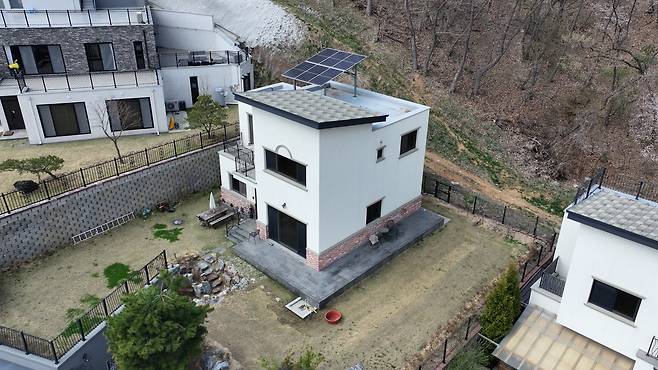 경기도 안성시 원곡면 지문리 일대 2층 단독주택 모습  이건욱 PD