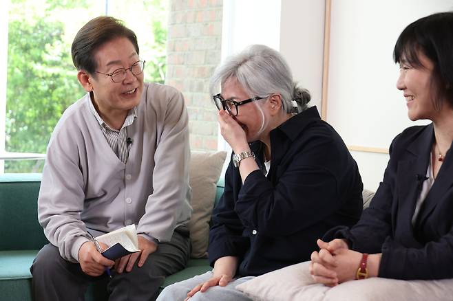 더불어민주당 이재명 대선 후보가 ‘골목골목 경청투어:국토종주편’에 나선 7일 전북 전주시 완산구의 한 카페에서 열린 K-콘텐츠 산업 진흥 간담회에 참석하고 있다. 왼쪽부터 이 후보, 김은숙 작가, 박해영 작가. 2025.5.7 [공동취재]