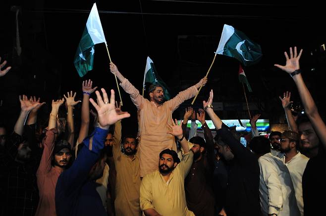 파키스탄 주민들이 7일 하이데라바드에서 미사일 공격을 감행한 인도 정부를 비난하고 있다. [EPA]