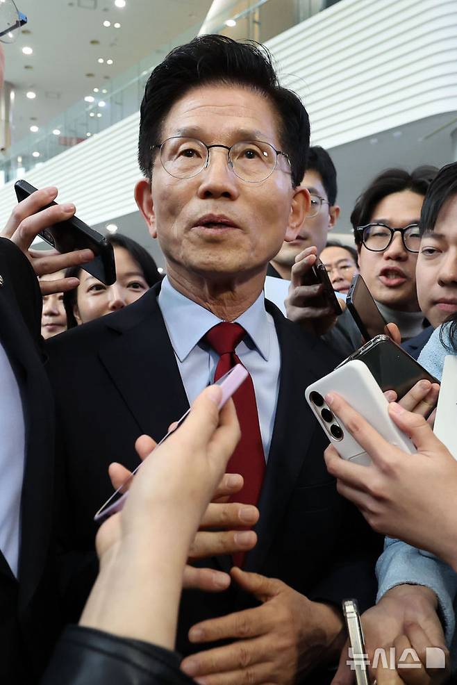 [경주=뉴시스] 권창회 기자 = 김문수 국민의힘 대선 후보가 6일 경북 경주시 HICO 미디어센터에서 단일화 관련 반발하며 후보 일정 중단을 선언한 뒤 이동하고 있다. 2025.05.06. kch0523@newsis.com