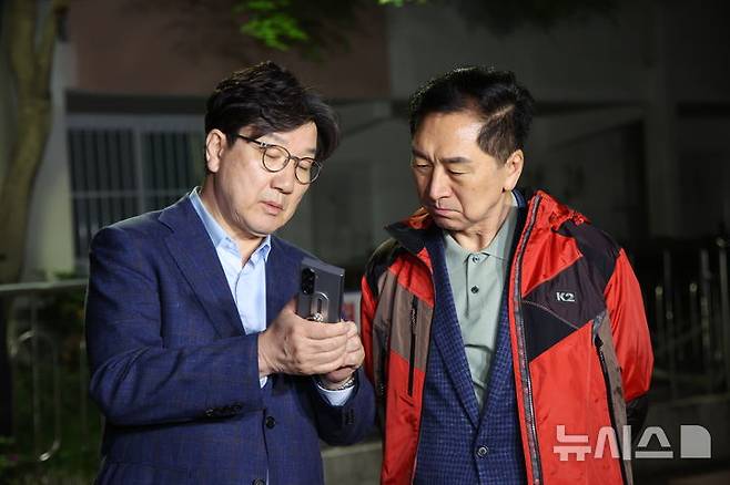 [서울=뉴시스] 김금보 기자 = 권성동 국민의힘 원내대표와 김기현 의원이 6일 오후 서울 관악구 김문수 대선후보의 자택 앞에서 '한덕수 후보와의 단일화'  관련 논의를 위해 김 후보를 기다리며 대화를 하고 있다. 2025.05.06. kgb@newsis.com