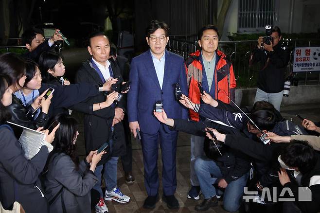 [서울=뉴시스] 김금보 기자 = 권성동(가운데) 국민의힘 원내대표를 비롯한 중진의원들이 6일 오후 서울 관악구 김문수 대선후보의 자택 앞에서 '한덕수 후보와의 단일화'  관련 논의를 위해 김 후보를 기다리다가 돌아가기에 앞서 입장을 말하고 있다. 2025.05.06. kgb@newsis.com