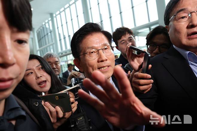 [경주=뉴시스] 권창회 기자 = 김문수 국민의힘 대선 후보가 6일 경북 경주시 HICO 미디어센터에서 단일화 관련 반발하며 후보 일정 중단을 선언한 뒤 이동하고 있다. 2025.05.06. kch0523@newsis.com