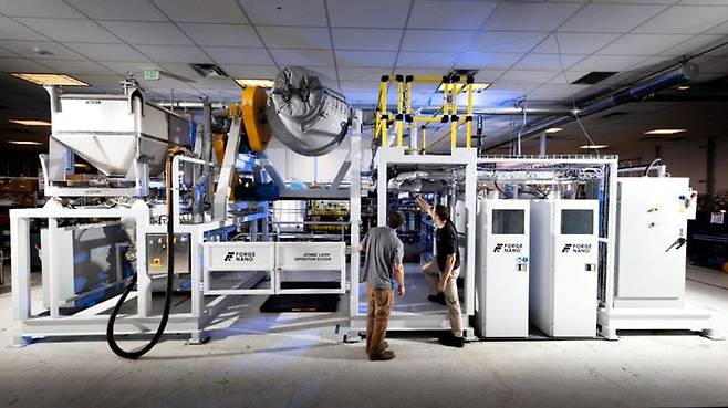 미국의 포지나노 연구원들이 ALD(원자층 증착) 생산시설을 점검하고 있다. (사진=포지나노 홈페이지) *재판매 및 DB 금지