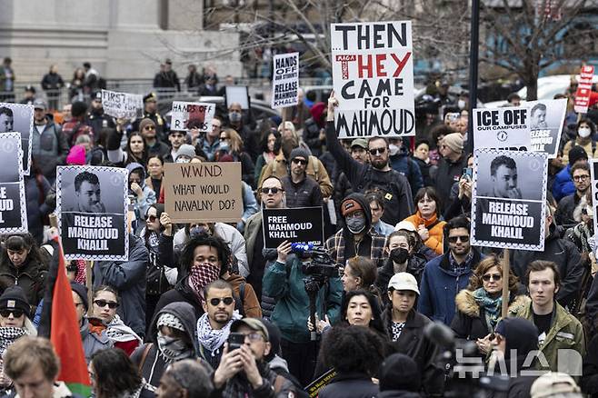 [뉴욕=AP/뉴시스] 12일(현지 시간) 미국 뉴욕 맨해튼 연방 법원 인근 광장에서 마흐무드 칼릴을 지지하는 사람들이 칼릴의 사진을 들고 시위하고 있다. 가자 전쟁에서 이스라엘이 민간인을 대량 살상한 것에 항의해 미 컬럼비아대 시위를 주도한 칼릴을 미이민세관단속국(ICE)이 체포하자 이에 항의하는  시민 단체들은 영주권자이자 미국 시민과 결혼한 칼릴을 체포한 것은 수정헌법 1조 위반이라며 비난하고 있다. 2025.05.07.