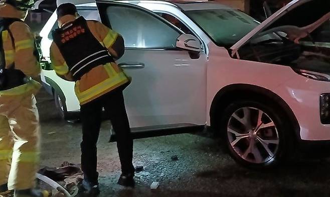 [구미=뉴시스] 7일 오전 3시32분께 경북 구미시 봉곡동의 한 주차장에 주차된 스포층유틸리티차량(SUV)에서 원인이 밝혀지지 않은 불이 났다. (사진=경북소방본부 제공) 2025.05.07. photo@newsis.com *재판매 및 DB 금지