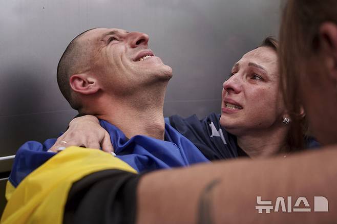 [우크라이나=AP/뉴시스] 6일(현지 시간) 러시아와의 포로 교환을 통해 석방된 우크라이나 군인이 장소가 알려지지 않은 곳에 도착해 가족과 재회하며 눈물을 흘리고 있다. 양국은 이날 205명의 포로를 교환했다. 2025.05.07.