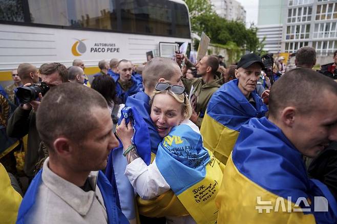 [우크라이나=AP/뉴시스] 6일(현지 시간) 러시아와의 포로 교환을 통해 석방된 우크라이나 군인이 장소가 알려지지 않은 곳에 도착해 가족과 재회하고 있다. 양국은 이날 205명의 포로를 교환했다. 2025.05.07.