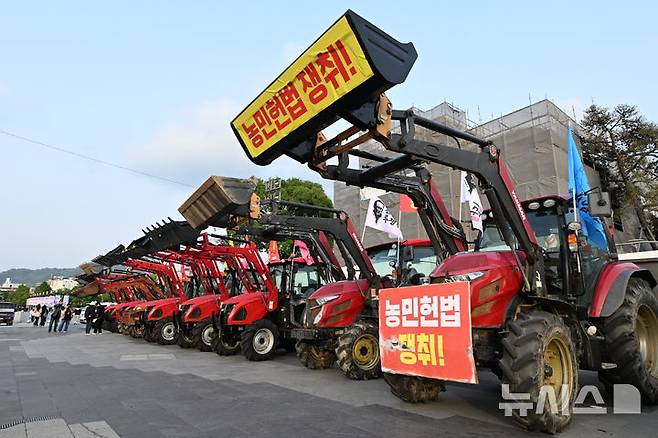 [광주=뉴시스] 이영주 기자 = 6일 오후 광주 동구 5·18민주광장에 전국농민회총연맹 광주전남연맹의 트랙터들이 주차돼있다. 전농 광주전남연맹은 쌀 수입 중단과 농산물 최저가격 보장을 촉구하며 오는 10일 서울에서 열리는 광화문 시국대회에 트랙터를 몰고 참석할 방침이다. 2025.05.06. leeyj2578@newsis.com