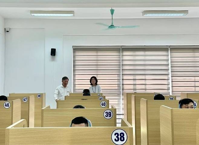 [서울=뉴시스] 5일 베트남 하노이에서 열린 한국어능력시험에 응시하는 베트남 사람들. (출처=Vietnam.vn) 2025.05.07. photo@newsis.com *재판매 및 DB 금지