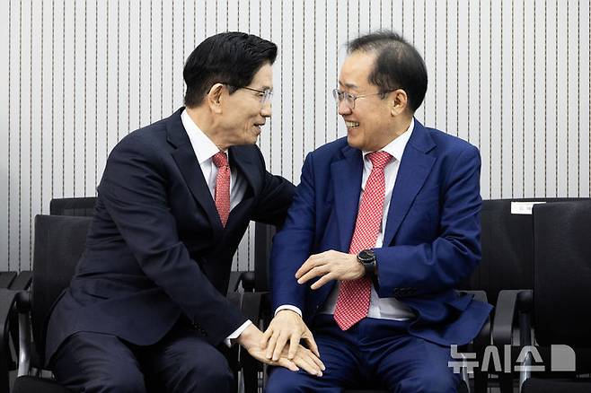 [서울=뉴시스] 국회사진기자단= 제21대 대통령후보자 국민의힘 3차 경선 진출자를 발표하는 29일 오후 서울 여의도 국민의힘 중앙당사에서 김문수, 홍준표 후보가 대화하고 있다. 2025.04.29. photo@newsis.com