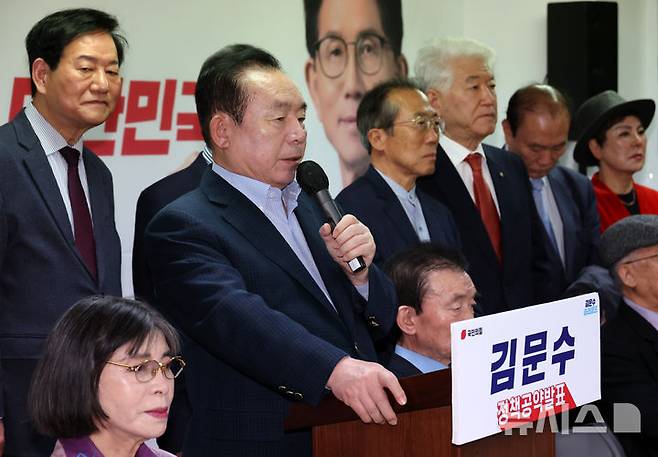 [서울=뉴시스] 조성우 기자 = 이인제(왼쪽 두 번째) 전 의원 등 전직 국회의원들이 7일 오전 서울 여의도 김문수 국민의힘 대선후보 캠프 사무실에서 김 후보 지지 성명서를 발표하고 있다. 2025.05.07. xconfind@newsis.com